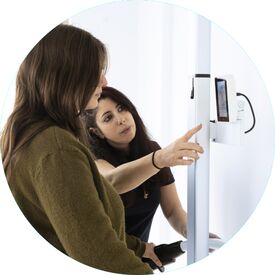 Patientin auf einer speziellen Körperwaage zur Bio-Impendanz-Analyse (BIA-Messung) im Lipomedicum in der Region Tübingen, Reutlingen und Stuttgart