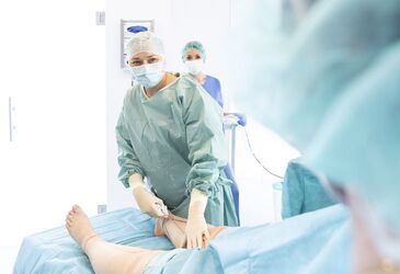 Amei Röhner-Zangiabadi bei der Durchführung einer schonenden Liposuktion einer Lipödem-Patientin im Lipomedicum in Tübingen, den Experten in der Region Stuttgart / Reutlingen / Tübingen