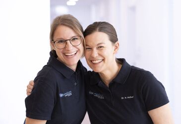 Sabrina Bäuerle und Dr. med. Manuela Micheel umarmen sich lachend und wirken sehr zufrieden mit Ihrer Tätigkeit im Lipomedicum