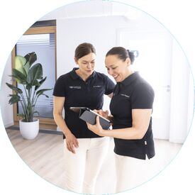 Frau Dr. Micheel und Frau Röhner-Zangiabadi im Gespräch am Tablet im Lipomedicum