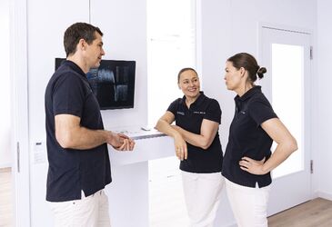 Dr. med. Jonas Hoffmann, Amei Röhner-Zangiabadi und Dr. med. Manuela Micheel besprechen sich in einem Behandlungszimmer im Lipomedicum in Tübingen.