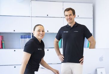 Amei Röhner-Zangiabadi und Dr. med. Jonas Hoffmann im Büro des Lipomedicum in Tübingen