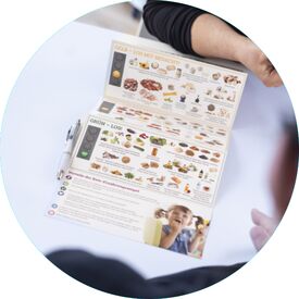 Bild einer Keto-Ernährungsampel zur Erläuterung, welche Nahrungsmittel und Getränke gut, weniger gut oder schlecht sind bei Lipödem oder Adipositas