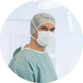 Dr. med. Jonas Hoffmann in OP-Kleidung, bereit zur Behandlung im Lipomedicum, den Spezialisten für Lipödem-Therapie und Liposuktion.