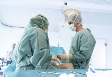 Durchführung einer OP durch Dr. med. Jonas Hoffmann im OP des Lipomedicum in Tübingen